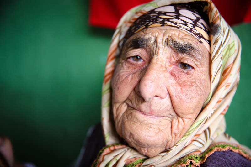 <p>Sağ, bu yıl 29 Ekim Cumhuriyet Bayramı dolayısıyla düzenlenen geçit töreninde evinin penceresinden çocuklara şiiri okuduğunu belirterek, şunları kaydetti:</p><p>'Çocukların bazıları anladı, bazıları anlamadı ama öğretmenler arkadan gittiği için pencereme doğru gelince öğretmenlere 'Kuzum, biraz yaklaşın da size Atatürk'ün şiirini söyleyeceğim.' dedim. Söyleyince biraz afalladılar, birbirlerine bakmaya başladılar. Dinlediler, ben de bayrağı elime aldım ve öptüm. Söyledim şiiri, bir baktım herkes gelmiş.'</p>