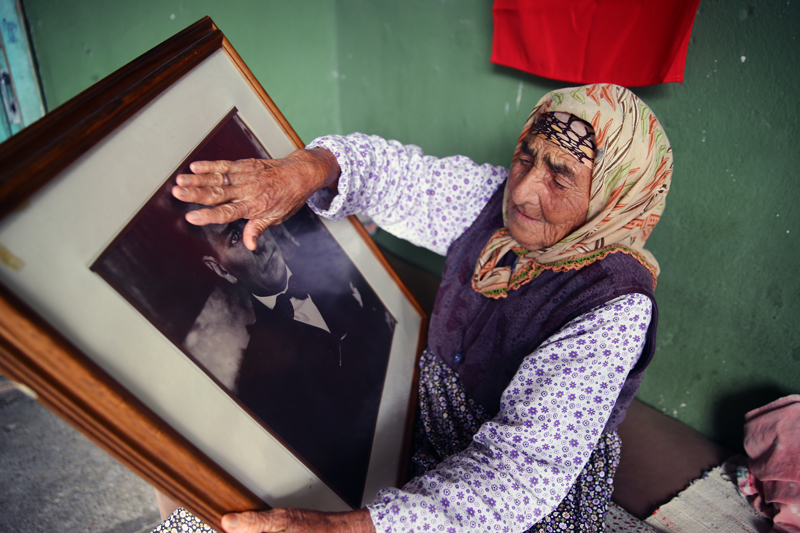 <p>Torunlarına da kendisi için çok anlamlı olan şiiri sık sık okuduğunu ifade eden Sağ, şöyle konuştu:</p><p>'Atatürk'ü özlemez olur muyum? Hepimizin babası. Zaten sevmeseydim, şimdiye kadar şiirini kalbimde tutmazdım. Şiiri unutmadım, beynimin ve kalbimin bir köşesinde sakladım. Şiiri ara sıra böyle okurum. Yaş kemale erdi, Allah izin verirse ölünceye kadar aklımdan da kalbimden de çıkmaz.'</p>
