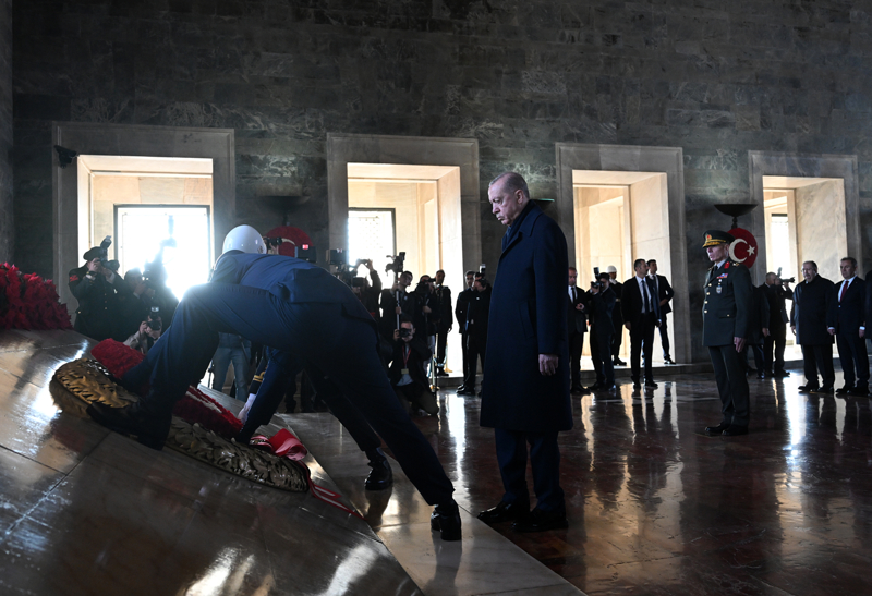 <p>Cumhurbakan Erdoan, krmz beyaz karanfillerden oluan ay yldzl elengi, Atatrk'n mozolesine brakt.</p>