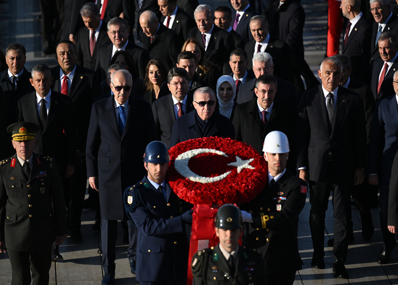 <p> eride huzurlu ve istikrarl, darda muteber ve muzaffer bir Trkiye iin gece gndz demeden alyoruz. </p>