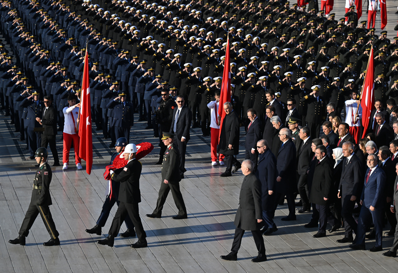 <p>Sayg duruu srasnda gnderdeki Trk bayra yarya indirildi. Cumhurbakan Erdoan ve protokolde yer alan devlet erkan, daha sonra Misak- Milli Kulesi'ne geti.</p>