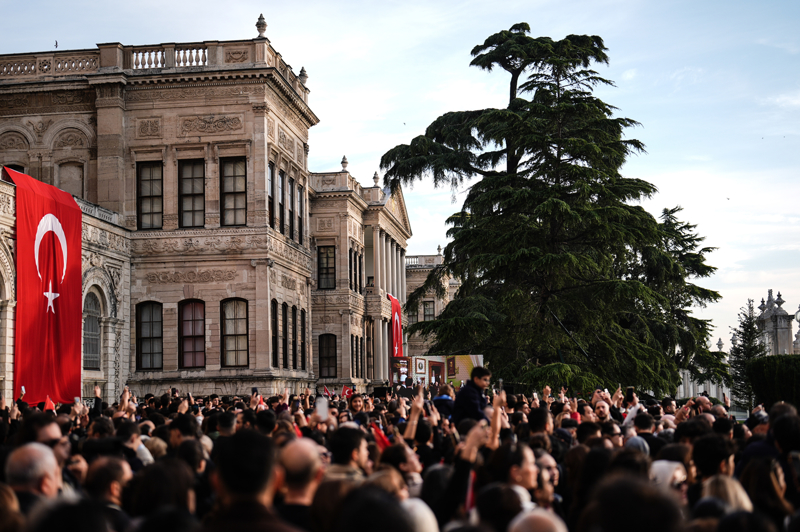 <p>Sarayn Harem blmndeki 71 numaral odada dzenlenen anma treni, Cumhurbakanl elenginin sunulmasnn ardndan stanbul Valilii, Trk Silahl Kuvvetleri ve stanbul Bykehir Belediye Bakanl ve Sivil Toplum Kurulular adna Atatrk'n hayata gzlerini yumduu yatan zerine iek buketlerinin braklmasyla balad.</p>