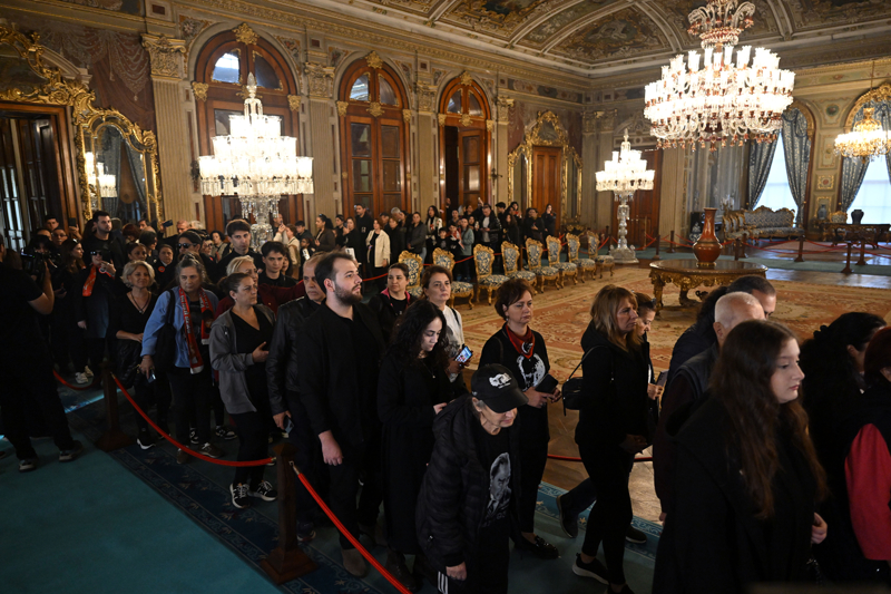 <p>Vatandalar, Atatrk'n Trk bayra serili yatana ve evresine karanfiller brakt. Kimi ziyaretiler duygu dolu anlar yaarken, kimisi dualar okudu.</p>