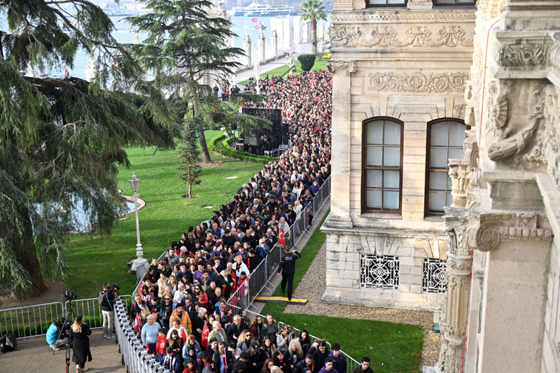 <p>Saat 07.30'da alan Dolmabahe Saray'na gelerek Atatrk'n odasn ziyaret etmek isteyenler uzun kuyruklar oluturdu.</p>