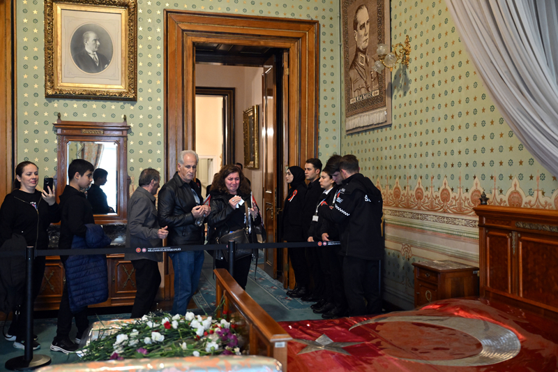 <p>Dolmabahe Sarayn ziyarete gelen vatandalardan Dilek Ayna, bugnn ok anlaml bir gn olduunu, 87 yl nce Atatrk'n emanet ettii vatana sahip kmak iin tekrar onun yanna geldiklerini syledi.</p>