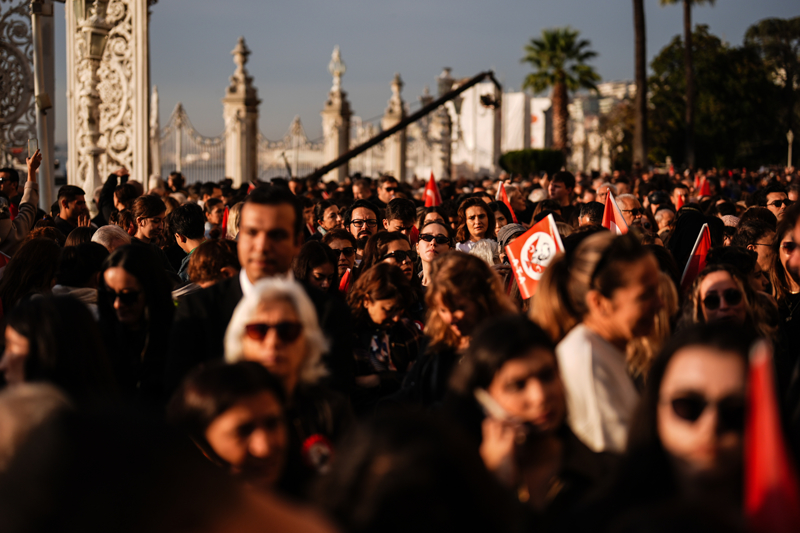 <p>Byk nder Atatrk'n ebediyete intikal ettii saat 09.05'te sirenlerin almasyla sayg duruunda bulunuldu ve stiklal Mar okundu.</p>