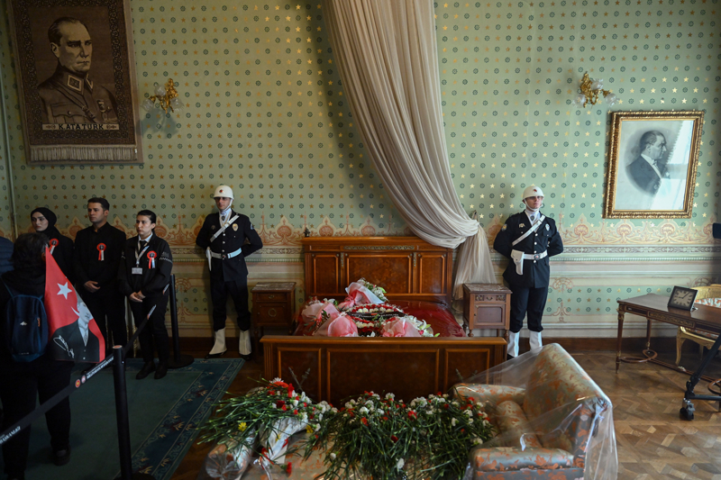 <p>Ziyarete gelenlerden Mahir Ali Ta ise Ulu nder Atatrk'n lm yldnm olmas nedeniyle zc bir gn olduunu belirterek, 'Burada onu ziyarete geldik. imde bir krklk var bugnden dolay. Bu kadar fazla insann byle byk bir lideri yine hatrlyor olmas beni iten ie mutlu ediyor. Biz de sraya girdik. Atatrk gerekten ok byk bir lider, dahi bir komutan ve bir ulusun nderi. Onu burada anmak benim iin ok nemli bir ey.' diye konutu.</p>