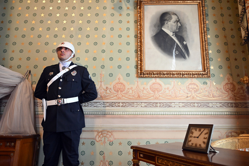 <p>Dolmabahe Saray'nda yaanan ziyareti younluunun gn boyu srmesi bekleniyor.</p>