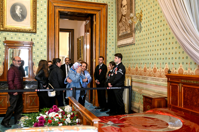 <p>Her Anadolu evladnn Atatrk'e ok byk bir borcu olduunu ifade eden Ayna, 'Bu borcu demek iin var gcmzle almaya devam edeceiz. Cumhuriyet bize emanet, Atatrk bize emanet ve bir mr bu emaneti koruyacaz. ok hznlyz ama yokluuna deil. Her zaman kalbimizde. Bu lkenin her evladnn onu ok sevdiini ve bugn de hepimizin ayn duyguyu hissettiini biliyorum.' dedi.</p>