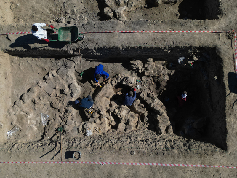 <p>Van Mzesi bakanlnda, Yznc Yl niversitesi (YY) Edebiyat Fakltesi Arkeoloji Blm retim yesi Prof. Dr. Hanifi Biber'in bilimsel sorumluluunda yrtlen almalarda arkeolog, antropolog ve sanat tarihilerinden oluan 15 kiilik ekip yer alyor.</p>