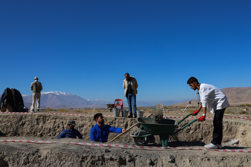 <p>Geen yllarda Erken Tun a'na ait depo alann tespit eden kaz ekibi, bu yl da ayn noktada frn ve mleklerin olduu mutfak blmn ve bu blmdeki alt ve st ezgi (tme) talarn, kkba hayvan kemiklerini, krk bir kpn iinde ve evresinde 5 bin yllk olduu deerlendirilen arpa tanelerini ortaya kard.</p>