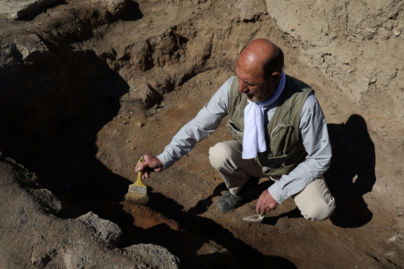 <p>Elekten geirilerek muhafaza altna alnan, Erken Tun a'na ait karbonlam arpa taneleri, laboratuvar ortamnda incelenecek.</p>