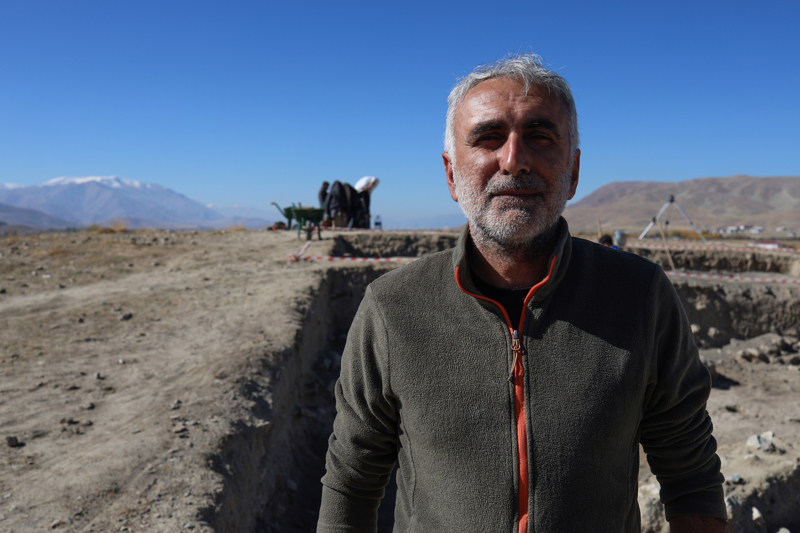 <p>Bu bulgular, bize remir Hy'nn tahmin ettiimizden ok daha nemli bir merkez olduuna iaret ediyor. Elde ettiimiz bulgular, genelde Van Gl evresinin zelde de Grpnar Ovas'nn dip tarihine k tutacak bilgiler sunduu iin ok nemli.' ifadelerini kulland.</p>