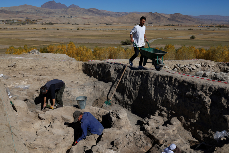 <p>Bu in situ (Arkeolojide bir buluntunun, gndelik yaamda kullanld yerde ele gemesi) haliyle korunmu olduundan bizim iin ok nemli. Mutfak blmnn yannda yer alan ve daha nce izinsiz kazlarla alm olan alanda yrtlen temizlik ve sondaj kazsnda biraz daha derine inildi, orada da sondaj kesitinde ta temel zerine kerpile devam eden bir duvar olduunu grdk. </p>