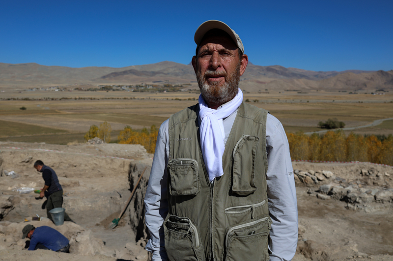 <p>erisinde, olduklar yerde paralanm byk boyutlu kpler ele geti. Sanrm buras, hyn en ge tabakasna ait depo alandr. Depo mekanlarnn yannda da alt ve st ezgi talar, obsidiyen (cam kaya) kesici ve delici aletler ile kemik aletler bulundu. </p>