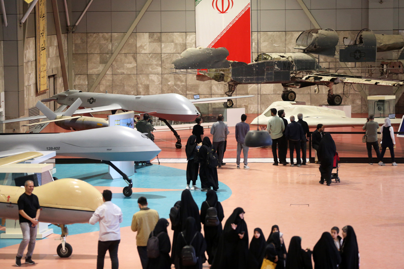 <p>Tahran'da Devrim Muhafzlar Ordusu'na ait Havaclk ve Uzay Park Fuar merkezinde sergilenen hava savunma sistemlerine ranllar ilgi gsterdi.</p>