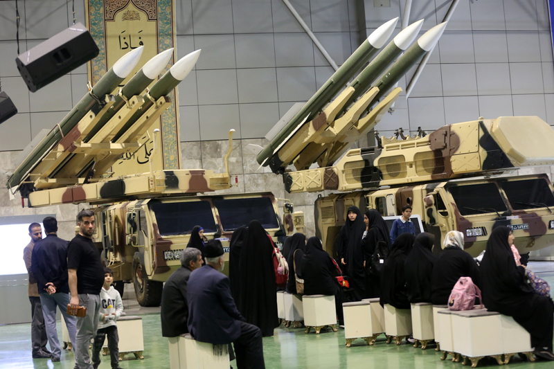 <p>ran, srail saldrsnda kulland fze ve insansz hava aralar da dahil olmak zere fze, uydu tayc roketler ve hava savunma sistemlerini bakent Tahran'da sergiledi.</p>