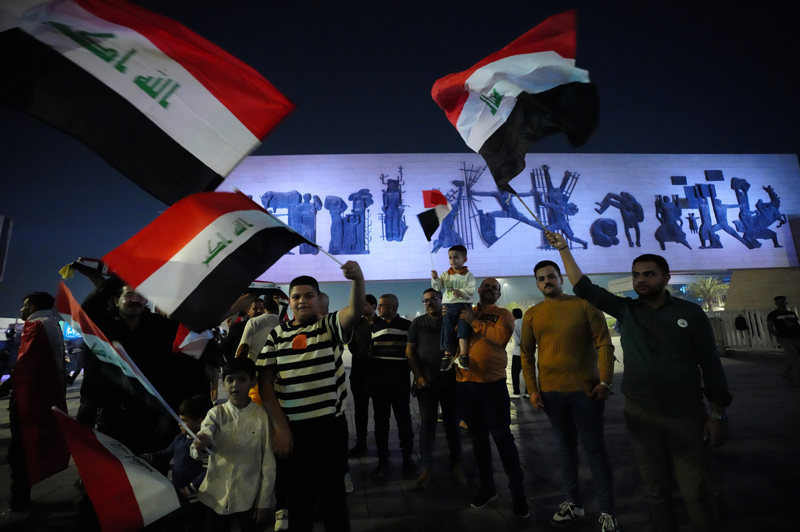 <p>Sonularn aklanmasnn ardndan bakent Badat'ta mar ve Kalknma Koalisyonu destekileri, aralaryla tur atarak kutlama yapt.</p>