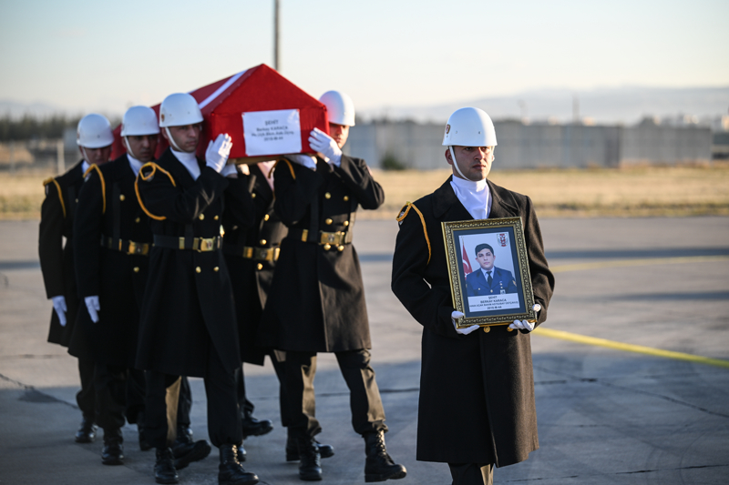 <p>Trende, sayg duruunda bulunuldu, Kur'an- Kerim tilaveti yapld. Daha sonra Diyanet leri Bakan Yardmcs Hafz Osman ahin, ehitler iin dua etti.</p>