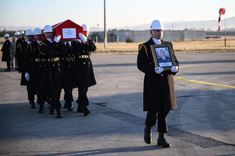 <p>ehitler iin Ankara'daki Mrted Hava Meydan Komutanl'nda tren dzenlendi.</p>
