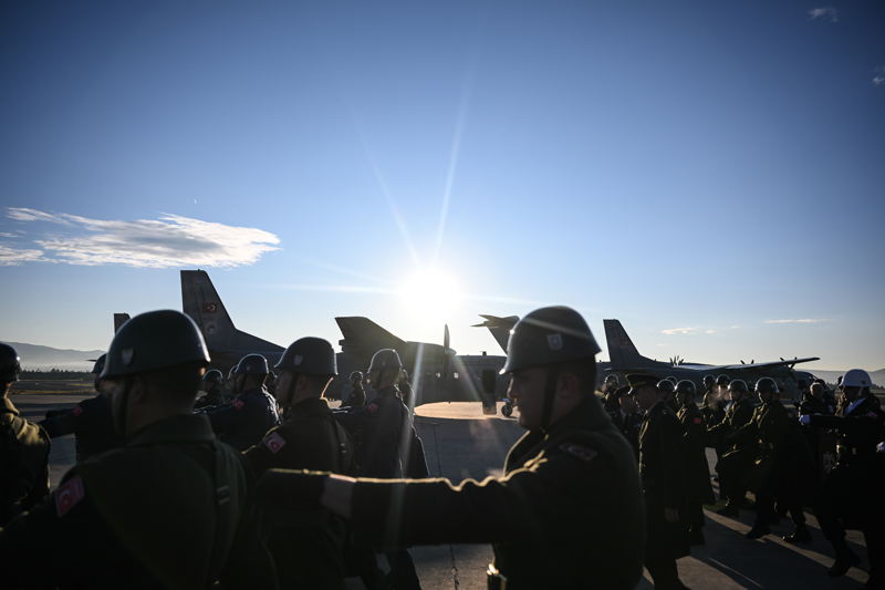 <p>Knyeleri okunduktan sonra uaklara tanan ehitlerin naalar memleketlerine uurland.</p>