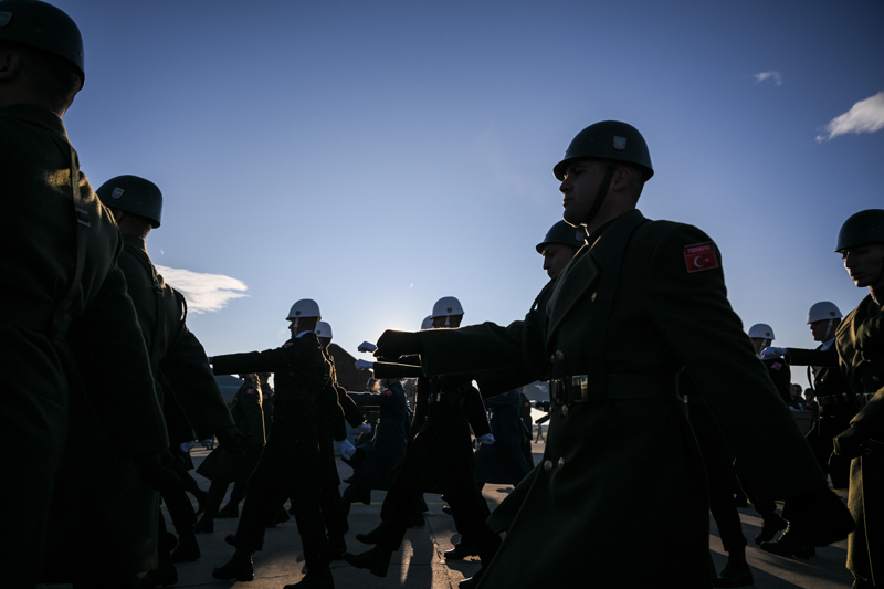 <p>Trene, TBMM Bakan Numan Kurtulmu, Milli Savunma Bakan Yaar Gler, Aile ve Sosyal Hizmetler Bakan Mahinur zdemir Gkta, milletvekilleri, TSK Komuta Kademesi, Ankara Valisi Vasip ahin, Azerbaycan Hava Kuvvetleri Komutan Tmgeneral Namig slamzade, Azerbaycan'n Ankara Bykelisi Read Mammadov ile ehit askerlerin aileleri katld.</p>