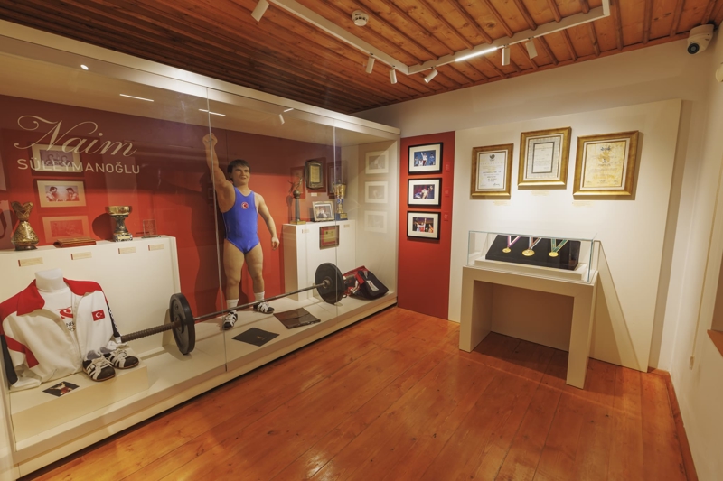 <p>Kültür ve Turizm Bakanı Mehmet Nuri Ersoy, NSosyal hesabından yaptığı açıklamada, 'Türk spor tarihinin büyük efsanesi Naim Süleymanoğlu'nun Mestanlı'daki evini müzeye dönüştürdük. </p>