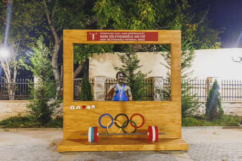 <p>Aynı coğrafyada, Türkiye'nin katkılarıyla yükselen Kırcaali Merkez Camisi'nin açılışı ise Süleymanoğlu'nun anı evi gibi yine Bakanlar Ersoy ve Bak'ın yanı sıra Diyanet İşleri Başkanı Safi Arpaguş ile milletvekillerinin katılımıyla gerçekleştirilecek.</p>