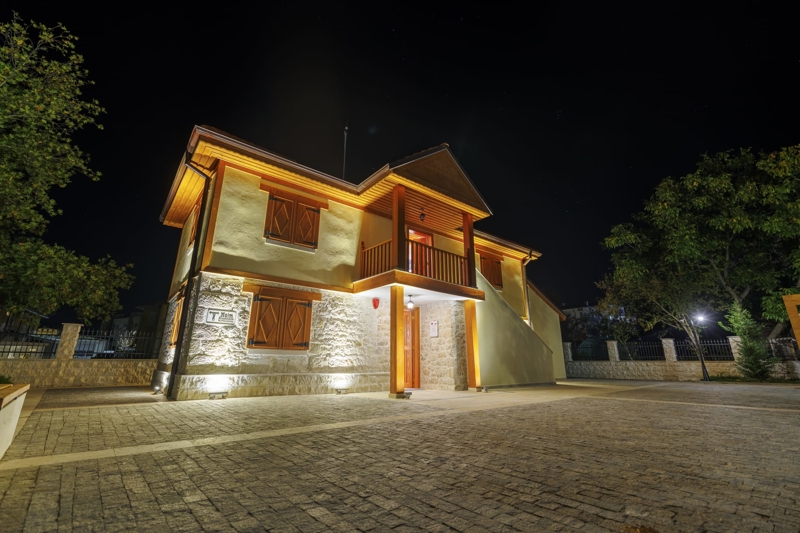 <p>Kırcaali Merkez Camisi aynı zamanda Bulgaristan'da külliyesi bulunan tek cami olma özelliği taşıyor.</p>