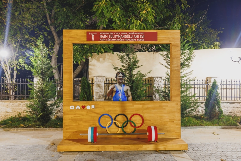 <p>Taş yapının özgün dokusu, 2023 yılında başlayan kapsamlı tadilatla yeniden ortaya çıkarılarak kapı, pencere, döşeme ve tavanlar aslına uygun olarak yenilendi. Türkiye'de hazırlanan teşhir-tanzim unsurlarının montajıyla proje 2024 yılında tamamlandı.</p>