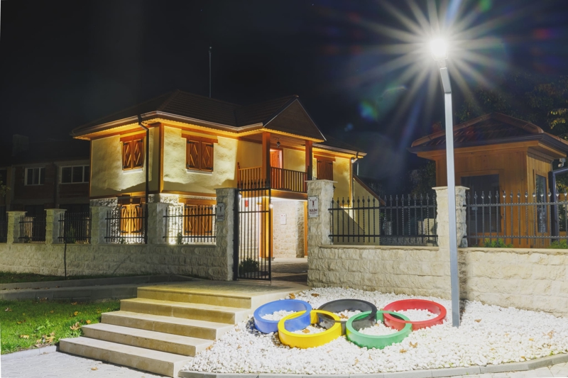 <p><b>DÜNYANIN EN İYİ SPORCUSU: NAİM SÜLEYMANOĞLU</b></p><p><b><br></b></p><p><b><br></b></p><p>Bulgaristan'ın Kırcaali iline bağlı Mestanlı ilçesinin Ahatlı Köyü'nde 23 Ocak 1967'de doğan Naim Süleymanoğlu, haltere 1977 yılında başladı.</p>