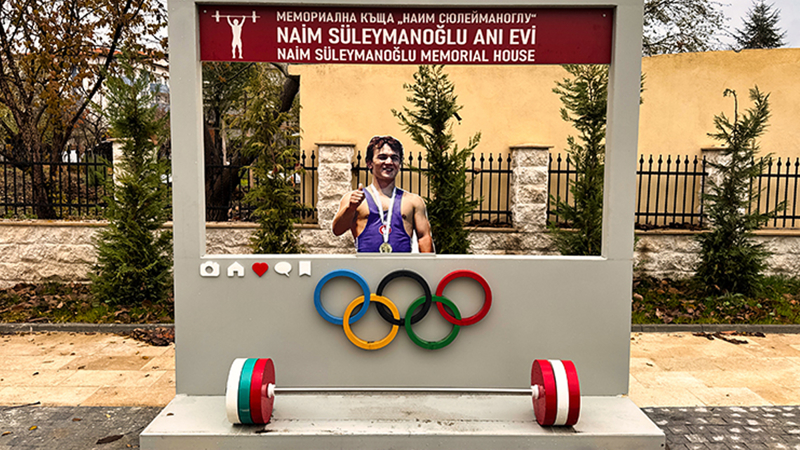 <p>Türkiye ve Bulgaristan adına toplam 9 dünya şampiyonluğu olan ve 6 olimpiyat rekoru kıran milli sporcu, kariyeri boyunca 46 dünya rekoruna imza attı. Naim Süleymanoğlu, 18 Kasım 2017'de İstanbul'da vefat etti.</p><ul><li></li></ul>