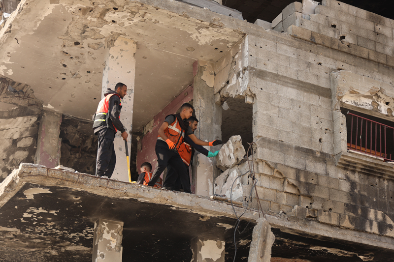 <p>Abluka altındaki Gazze Şeridi'nde, İsrail saldırıları sonucu ağır hasar gören binalarda moloz ve beton parçalarının düşme riskine karşı, sivil savunma ekipleri çalışmalarını sürdürüyor. Ekipler, Gazze kentinde bulunan Nasır Mahallesi'nde kısıtlı imkanlarla hasarlı yapıların tehlike oluşturan bölümlerinde kontrollü bir şekilde enkaz kaldırma işlemini yürüterek bölgedeki siviller için güvenliğin sağlanmasına katkıda bulunuyor.</p>