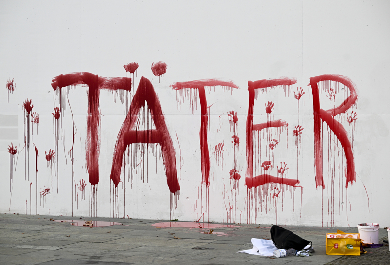 <p>Elsa, 'Alman hükümeti bu soykırımcı hükümete silah göndermeye devam ediyor ve biz buna izin veremeyiz. Bu yüzden bugün aktivistler duvara 'failler' yazdı çünkü burada yaşadığımız için bir sorumluluğumuz var.' dedi.</p>