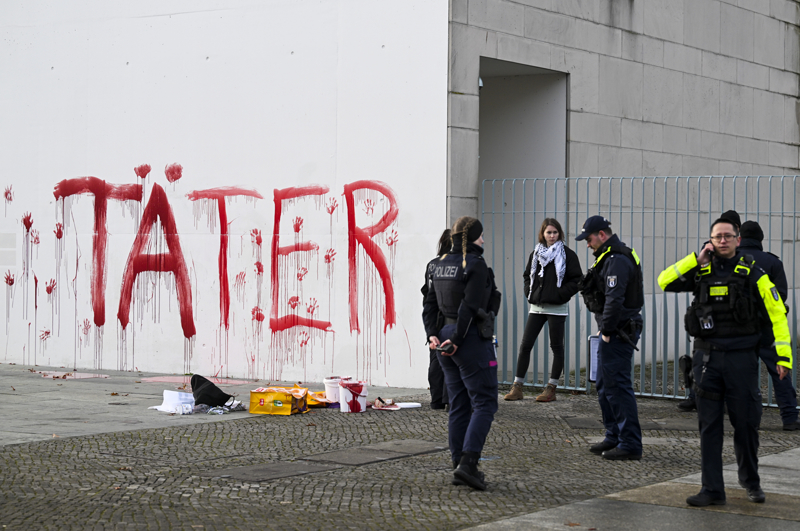 <p>Dün bir okulun bombalandığını, 13 öğrenci ve öğretmenin hastanede olduğunu belirten Elsa, Gazze'de hastanelerin de kalmadığına dikkati çekti.</p>