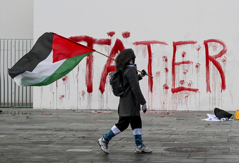 <p>'Peacefully Against Genocide' grubu aktivistleri, Başbakanlık binası önünde eylem yaptı.</p>