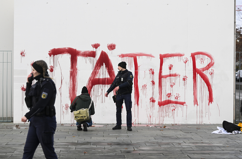 <p>Olay yerine gelen polisler, aktivistlere yönelik işlem yaptı.</p>