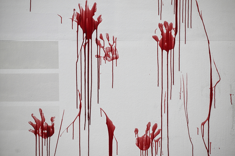 <p>Aktivistler binanın ön cephesine kırmızı boyayla 'failler' (Taeter) yazdı ve el izlerini sürdü.</p>