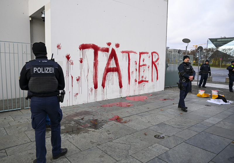 <p>Elsa, 'Alman hükümetinin tepkisi ise kısıtlamayı kaldırmak ve İsrail'e normal şekilde silah tedarik etmeyi sürdürmek oldu, soykırımcı bir hükümete.' şeklinde konuştu.</p>