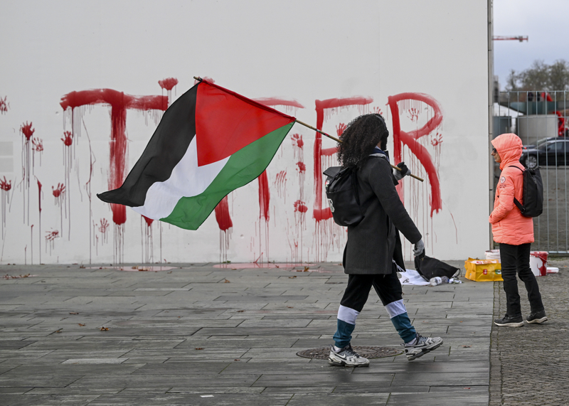 <p>Alman hükümetinin İsrail'e destek vermeyi ve silah sağlamayı bırakmasını talep ettiklerini vurgulayan Elsa, 'Hükümetin bizim adımıza soykırıma ortak olmasını istemiyoruz.' ifadesini kullandı.</p>