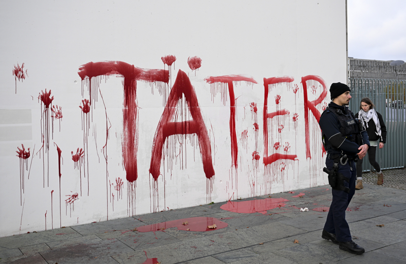 <p>Grup üyelerinden Elsa, AA muhabirine yaptığı açıklamada, 'Peacefully Against Genocide' grubu aktivistlerinin Alman hükümetinin İsrail'e uyguladığı silah ihracatı kısıtlamalarını kaldırma kararı almasından dolayı Başbakanlık binasının duvarına 'failler' yazdığını belirtti.</p>