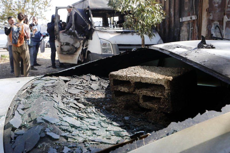<p>Filistin resmi haber ajansı WAFA'nın haberinde, Beytüllahim'in güneybatısındaki Caba köyüne saldıran Filistin topraklarını gasbeden İsraillilerin ev ve araçları kundakladığı belirtildi.</p>