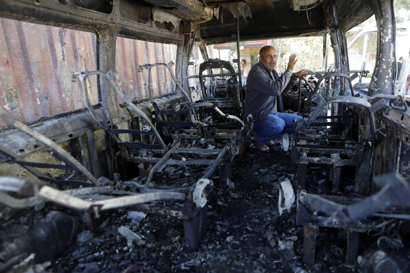 <p>WAFA'ya konuşan Caba Köyü yerel yöneticisi Diyab Maşala, gaspçı İsraillilerin köyde Filistinlilere ait 3 ev, 3 araç ve bir kulübeyi ateşe vererek büyük maddi hasara yol açtığını söyledi.</p>