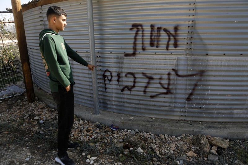 <p>Sosyal medyada paylaşılan görüntülerde Caba Köyü sakini Filistinlilerin gaspçı İsraillilerin kundakladığı ev ve araçları söndürmeye çalıştığı görüldü.</p>