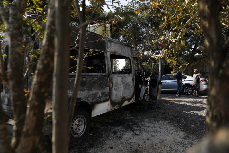 <p>Buna karşın İsrail Başbakan Binyamin Netanyahu, dün işgal altındaki Batı Şeria'da İsrail ordusu gözetiminde Filistinlilere yönelik şiddet uygulayan Yahudi yerleşimcilere karşı harekete geçeceklerini iddia etmişti.</p>