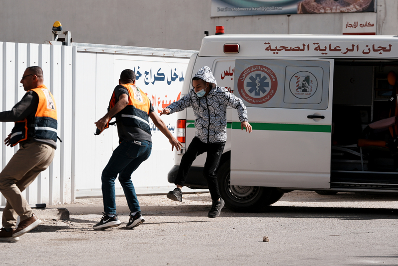<p>İsrail güçleri, eski şehir (Balata) ve çevresine düzenlediği baskınlarda gerçek mermi ve ses bombaları kullandı. Baskınlar sırasında çok sayıda gencin gözaltına alınıp alıkonulduğu, ayrıca eski şehirde bulunan Hac Nimr Camisi'nin de basıldığı belirtildi.</p>
