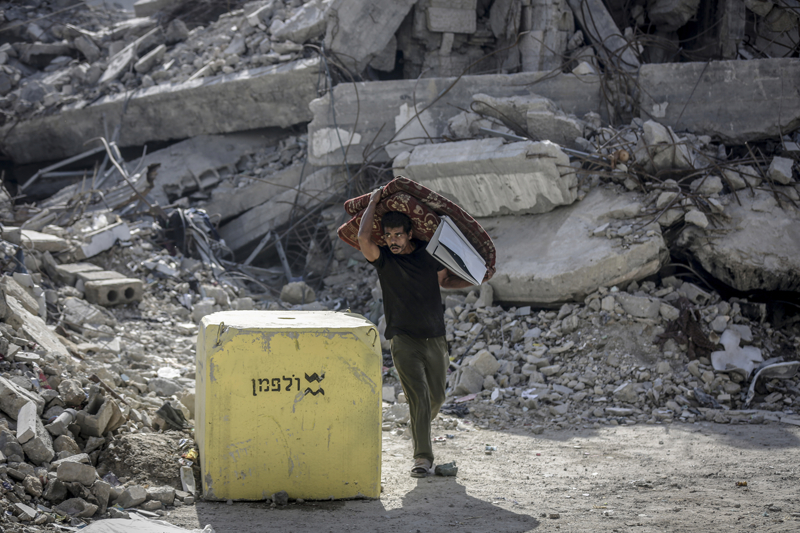 <p>Gazze kentinin doğusundaki Şucaiyye Mahallesi'ndeki Filistinliler, yanlarına alabildikleri eşyalarla birlikte güvenli gördükleri bölgelere sığınmak için yollara düştü.</p>