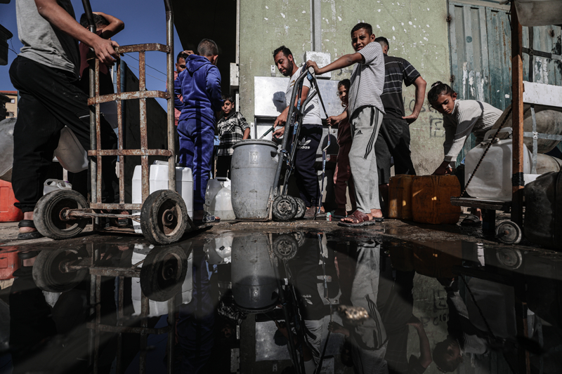 <p>Nuseyrat Kamp'ndaki Filistinliler, belediyenin kurduu su deposundan bidonlarla su doldurarak yaam alanlarna tamak zorunda kalyor.</p>