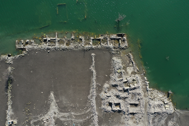 <p>Baraj kapaklarnn ksmen almasyla su seviyesi dnce kydeki evler, cami, kilise ve baz tarihi binalar gn yzne kt.</p>