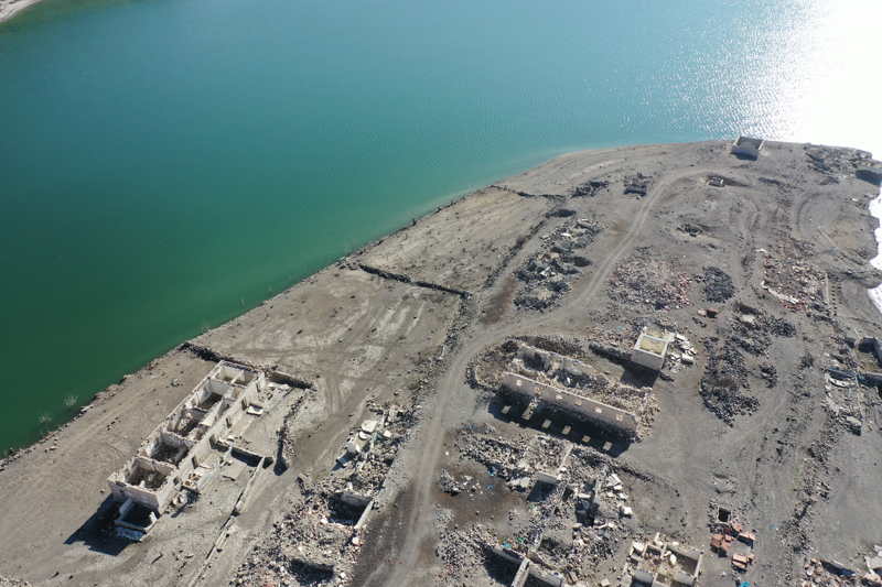 <p>Kars-Erzurum kara yolu zerinde bulunan kyde grnr hale gelen yaplar dronla havadan grntlendi.</p>